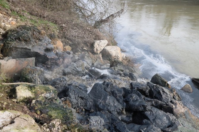 Sakarya Nehri’ne Akan Kimyasal Atık Nehri Siyaha Bürüdü