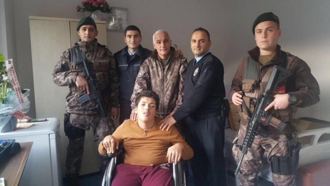 Polislere Sarılmak İçin 155’i Aradı