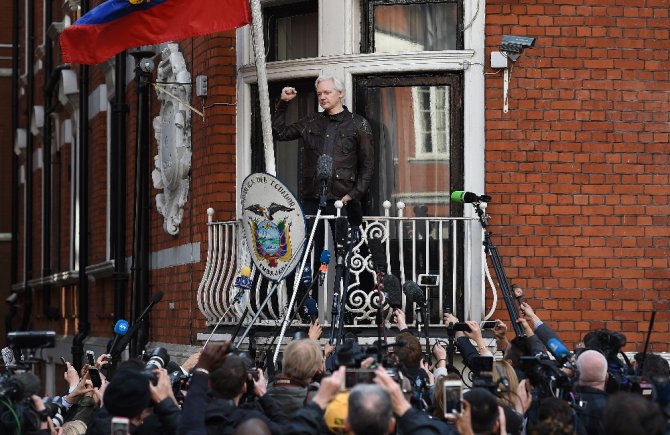 İngiltere’den Assange’a Red
