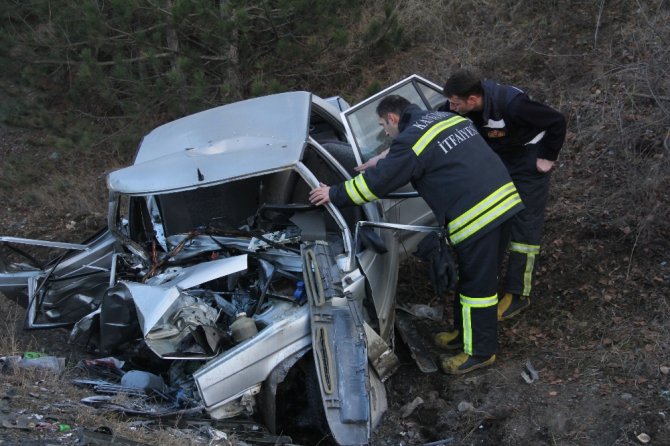 Otomobil İle Hafif Ticari Araç Çarpıştı: 1 Ölü, 2 Yaralı