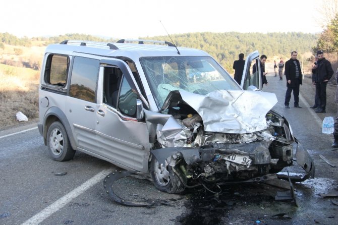 Otomobil İle Hafif Ticari Araç Çarpıştı: 1 Ölü, 2 Yaralı