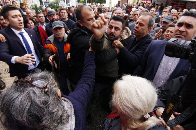 Antalya’da Chp’nin Devir Teslim Töreninde Arbede