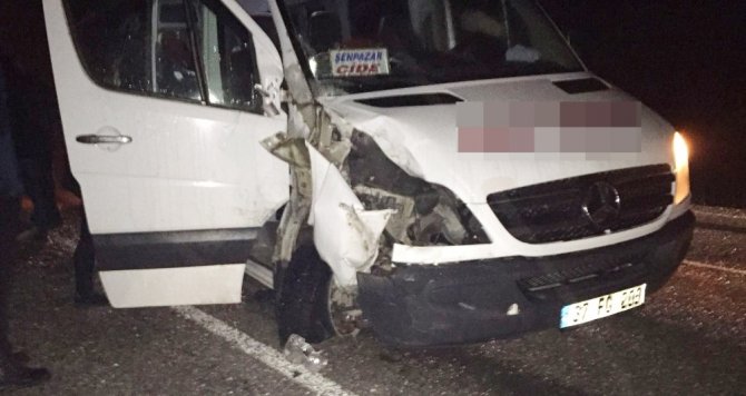 Yolcu Minibüsü İle Traktör Çarpıştı: 1 Ölü, 2 Yaralı
