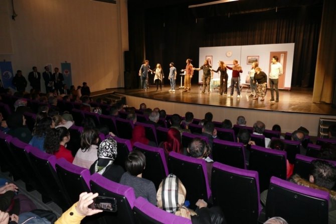 Trabzon’da “Garmagaruşuk” İsimli Tiyatro Gösterisi Ücretsiz Sahneleniyor