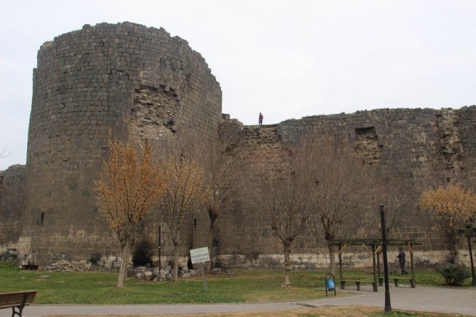 Diyarbakır’da Tarih ‘Dökülüyor’