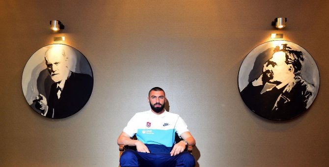 "Teklifler Var Ama Ayrılma Gibi Bir Düşüncem Yok”