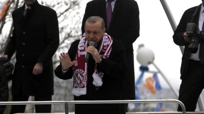 Salon Dışındaki Binlere Hitap Etti