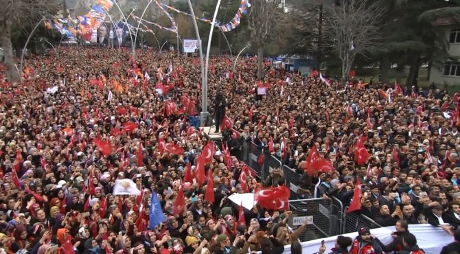 Salon Dışındaki Binlere Hitap Etti