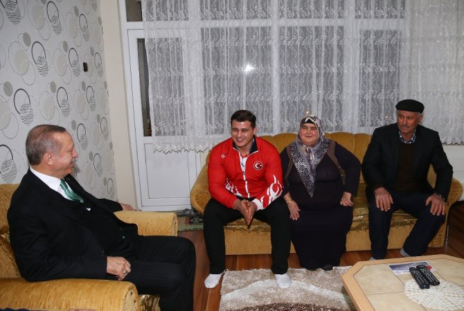 Cumhurbaşkanı Erdoğan Milli Güreşçiyi Ziyaret Etti