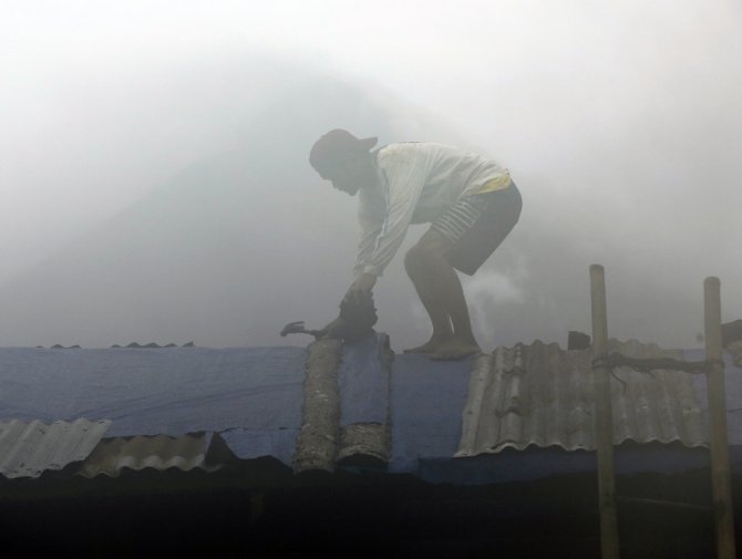 Mayon Yanardağı Lav Püskürtmeye Devam Ediyor