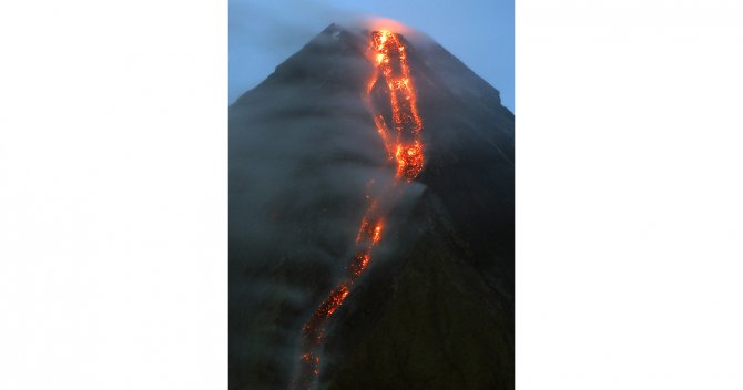 Mayon Yanardağı Lav Püskürtmeye Devam Ediyor