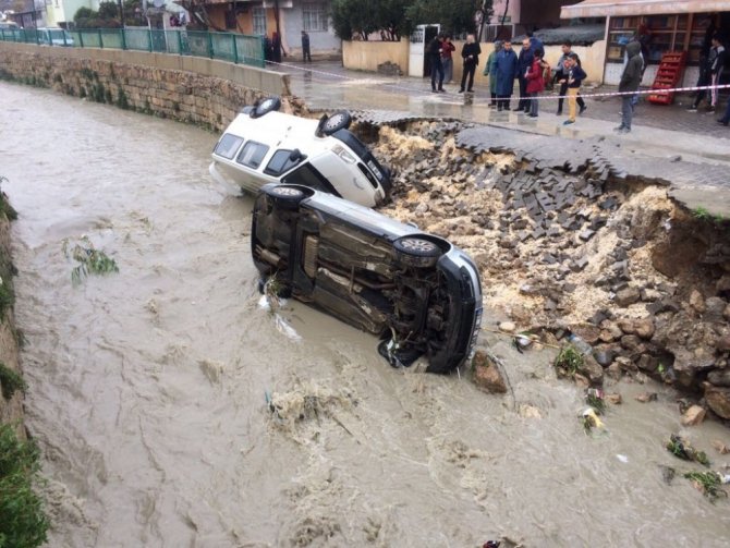 Aşırı Yağmur Nedeniyle Yol Çöktü, Araçlar Dereye Düştü