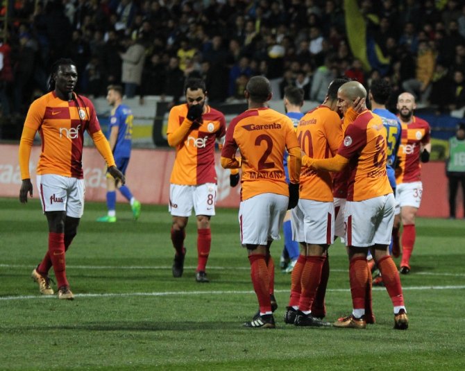 Galatasaray İlk Yarıyı Önde Kapattı