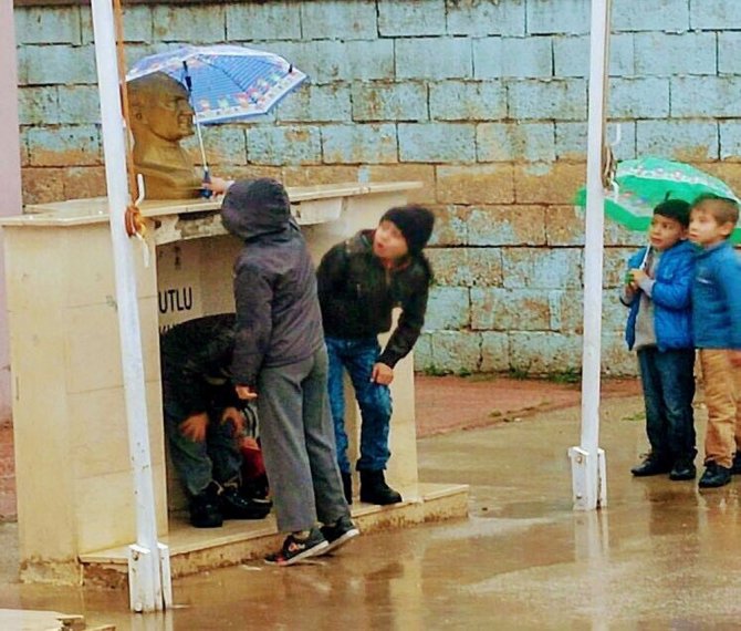 Minik Öğrenciler Atatürk Büstü Islanmasın Diye Şemsiye Tuttular