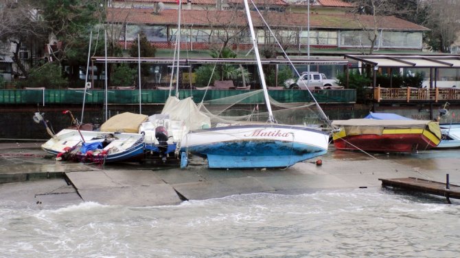 Akçakoca’da Şiddetli Fırtına Tekneleri Devirdi