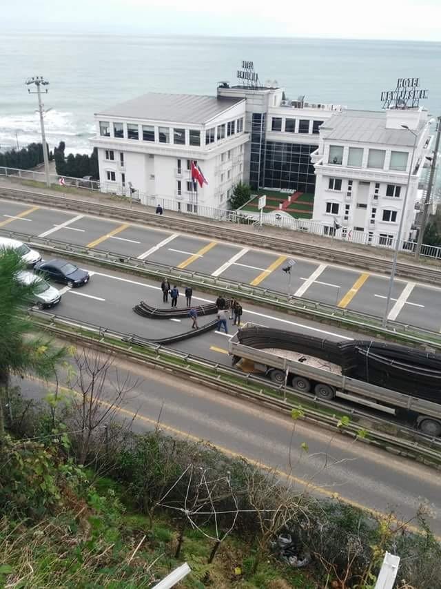 Tırın Dorsesinden Karadeniz Sahil Yolu’na Düşen Demirler Ulaşımı Felç Etti