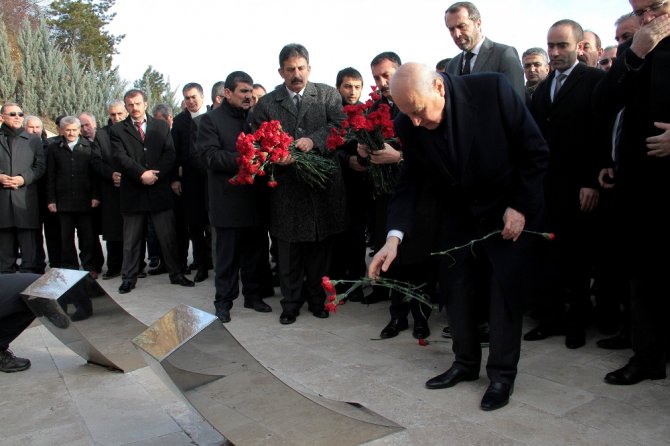 Mhp Lideri Bahçeli, Ülkücü Şehitler Anıtını Ziyaret Etti