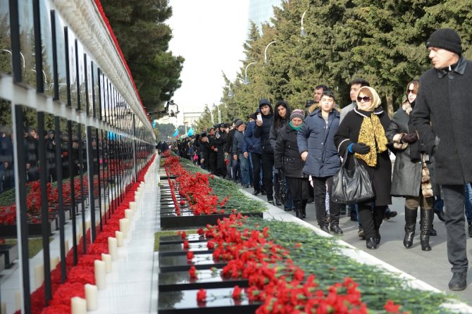 Azerbaycan 20 Ocak Şehitlerini 28. Yıldönümünde Anıyor