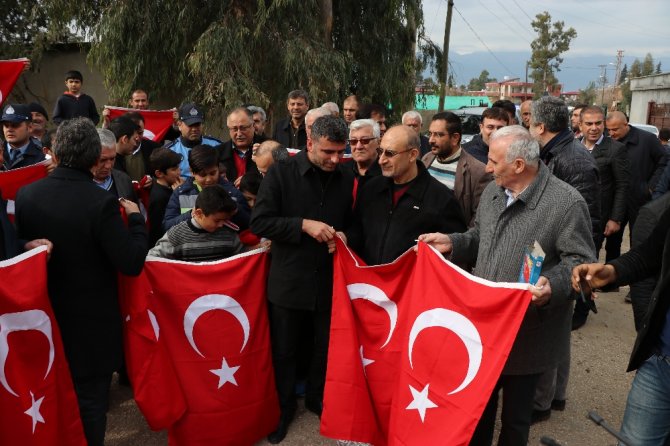 Sıfır Noktasında Vatandaşlara Türk Bayrağı Dağıtıldı