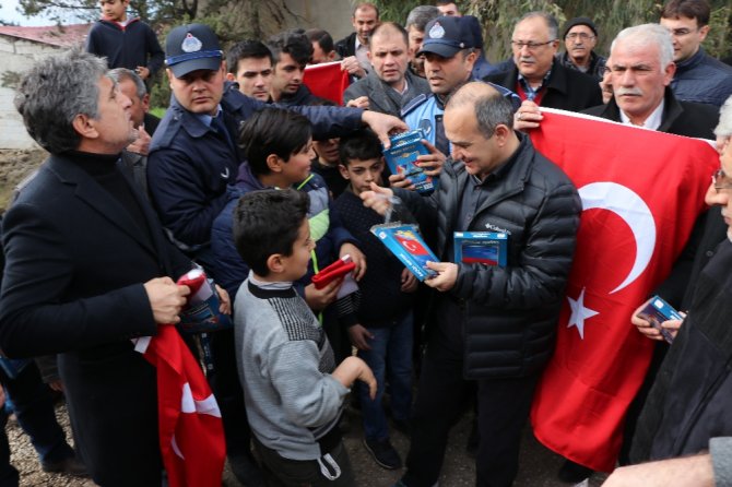 Sıfır Noktasında Vatandaşlara Türk Bayrağı Dağıtıldı