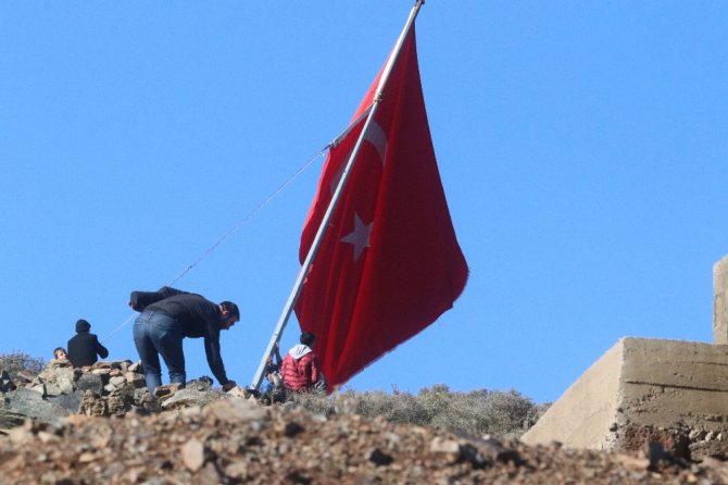Afrin Sınırına Dev Türk Bayrağı