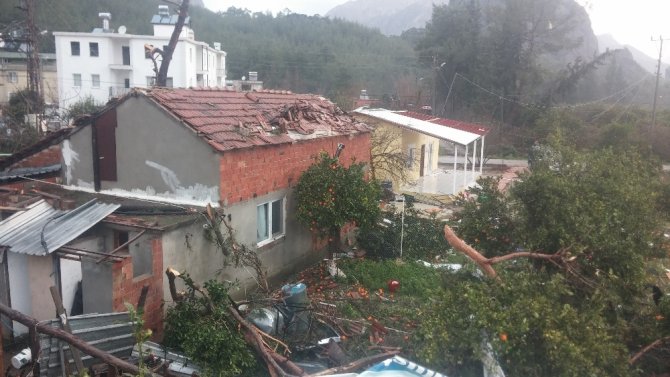 Antalya Şiddetli Fırtınaya Teslim Oldu