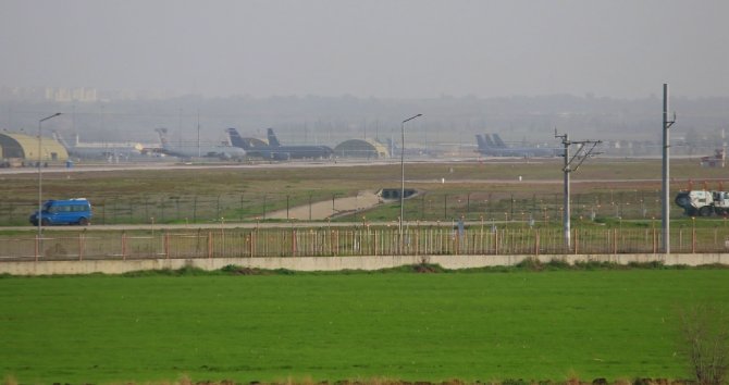 F-16 Hangarına Dev Türk Bayrağı Asıldı