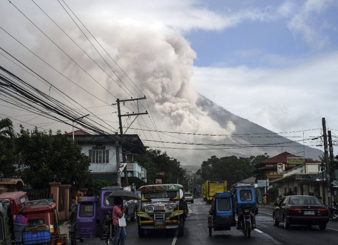 Filipinler’de Yanardağ Patladı
