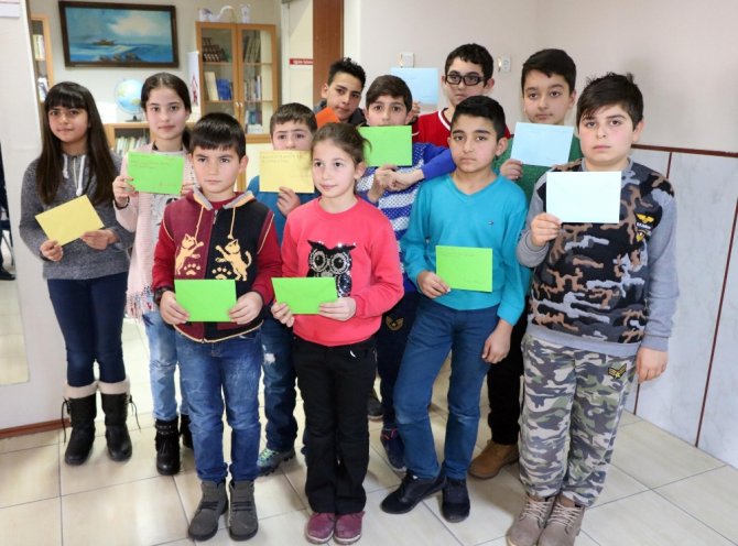 Öğrencilerden Afrin’deki Askerlere Moral Mektubu