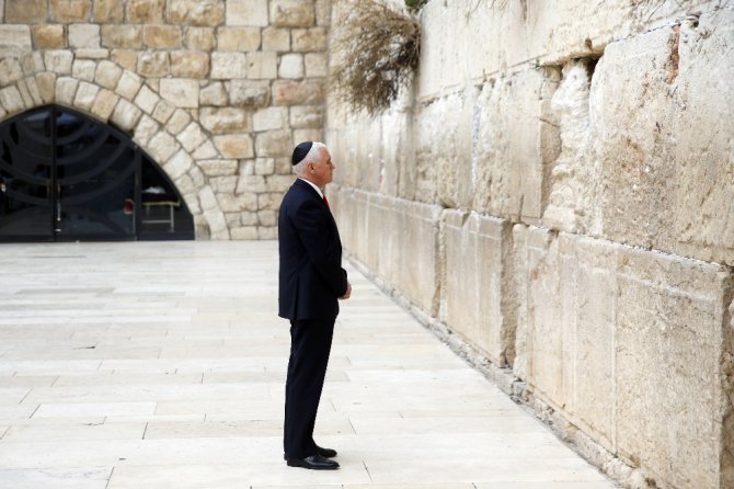 Pence, Ağlama Duvarını Ziyaret Etti