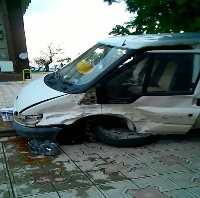 Otomobil İle Minibüs Çarpıştı: 13 Yaralı