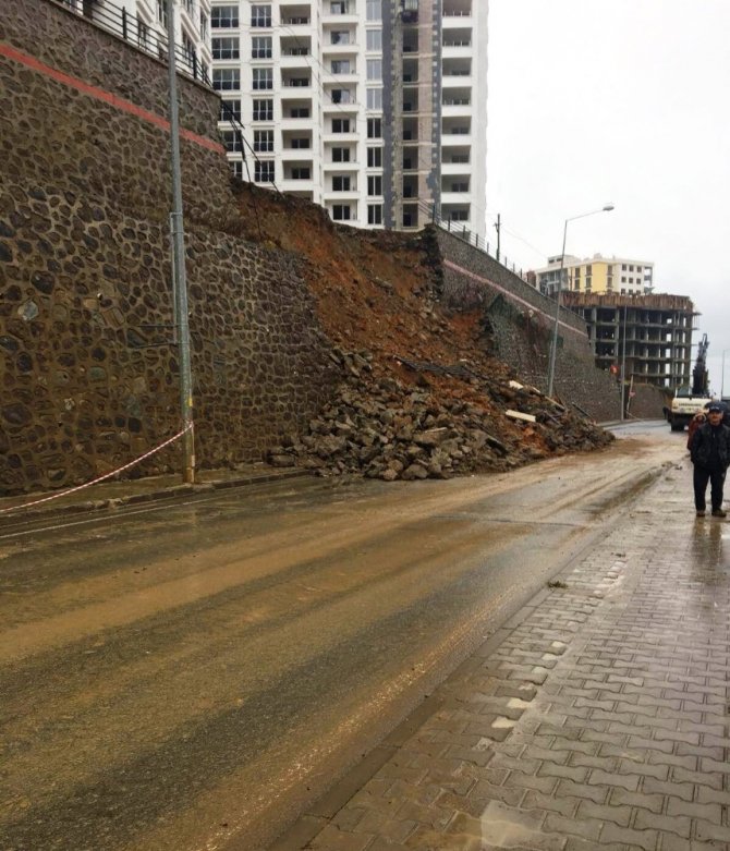 Trabzon’da Hastane Yolunda İstinat Duvarı Çöktü