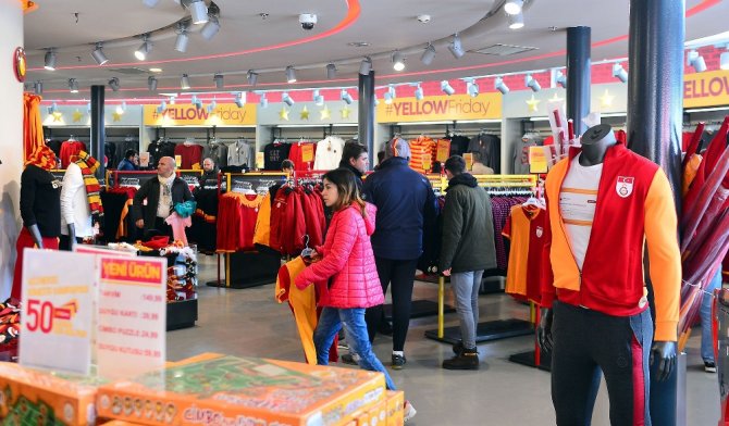Galatasaray Taraftarlarından ‘Yellow Friday’ Çılgınlığı