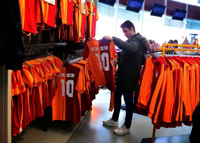 Galatasaray Taraftarlarından ‘Yellow Friday’ Çılgınlığı