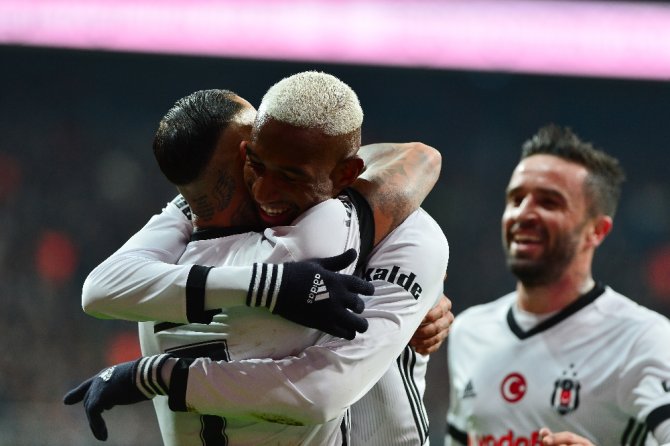 İlk Yarı Beşiktaş’ın Üstünlüğüyle Bitti