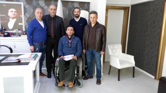 Yüzme Sevdası Yüzünden Sakat Kaldı Ama Pes Etmedi