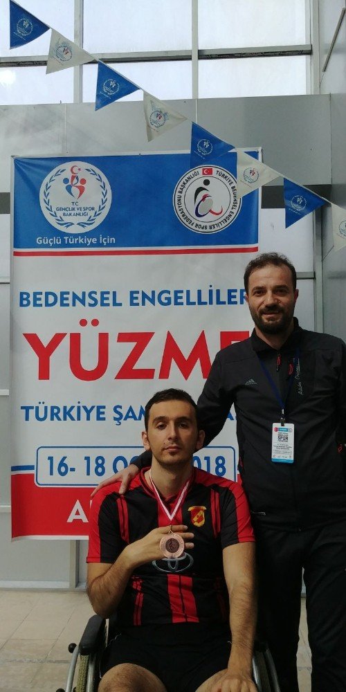 Yüzme Sevdası Yüzünden Sakat Kaldı Ama Pes Etmedi