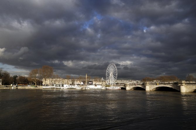 Paris’in Sembolü Seine Nehri Taştı