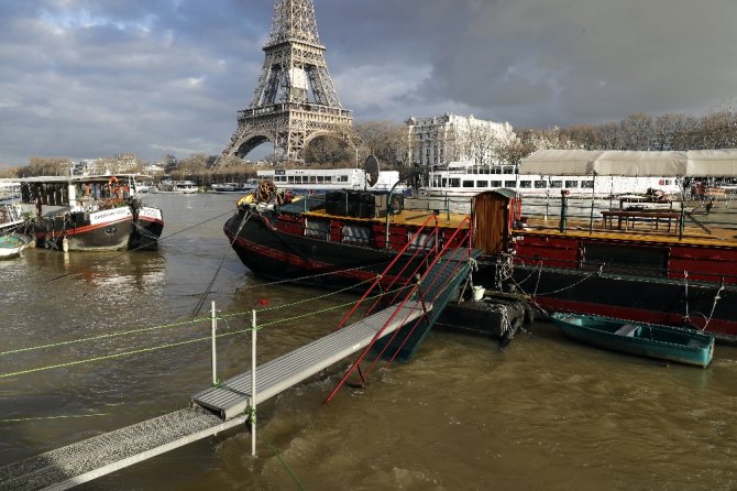 Paris’in Sembolü Seine Nehri Taştı