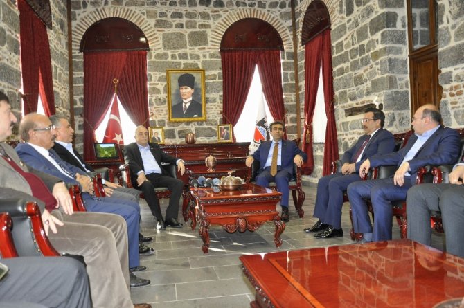 "Onların Paçavralarını Başlarına Çarpacağız"