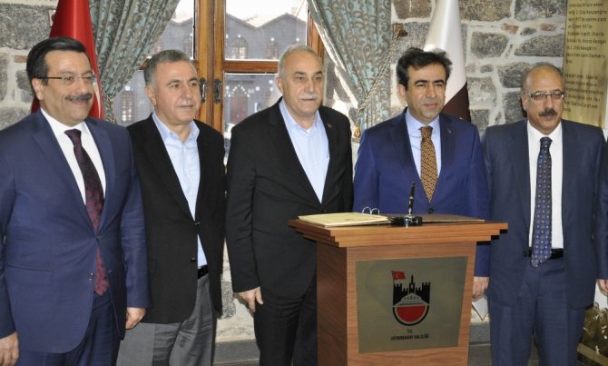 "Onların Paçavralarını Başlarına Çarpacağız"