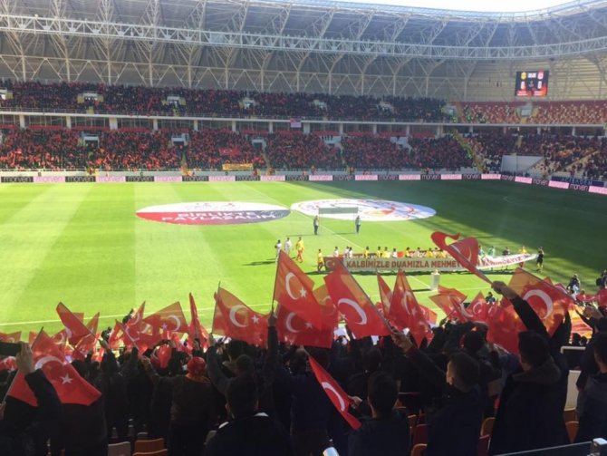 Seyircilere Türk Bayrağı Dağıtıldı