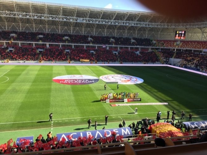 Seyircilere Türk Bayrağı Dağıtıldı