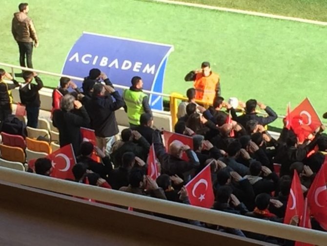 Seyircilere Türk Bayrağı Dağıtıldı