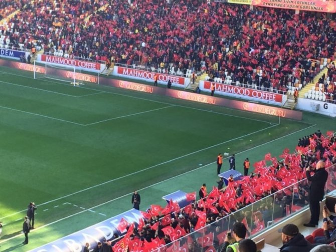 Seyircilere Türk Bayrağı Dağıtıldı
