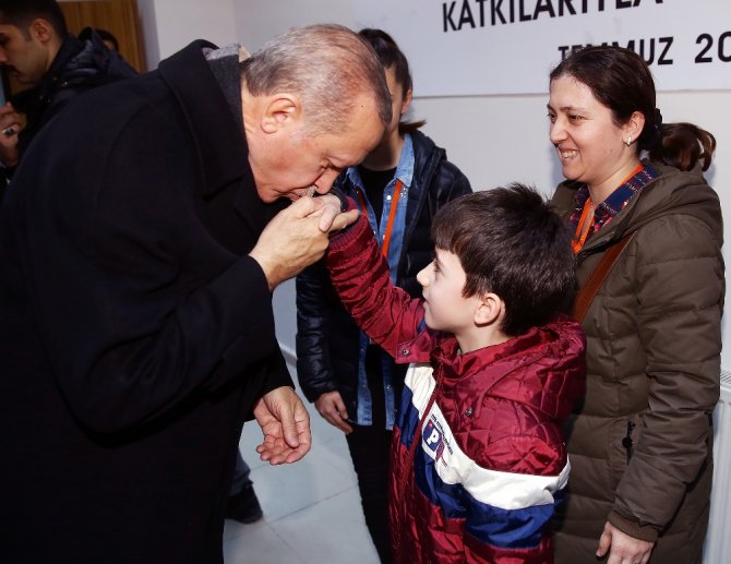 Erdoğan, Şehit Polisin Ailesi İle Görüştü