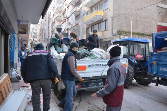 Manisa’da Bir Evde 2 Römork Dolusu Çöp Çıktı