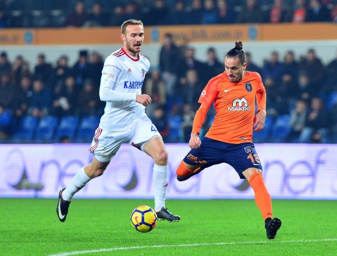 Başakşehir İlk Yarıda Şov Yaptı