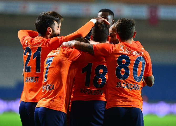 Başakşehir İlk Yarıda Şov Yaptı