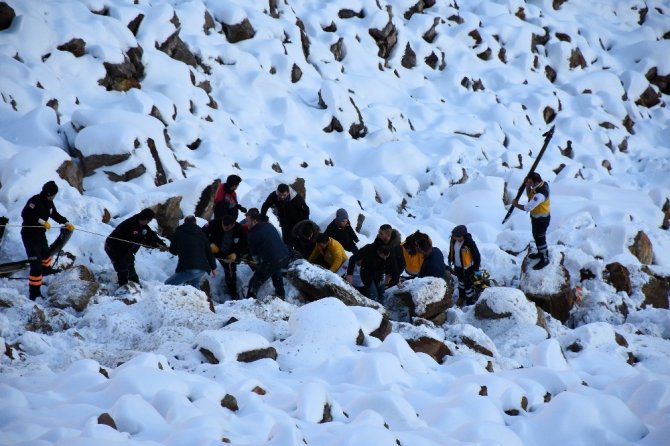 Zigana Dağı’nda Kamyonet Uçuruma Yuvarlandı: 1 Yaralı